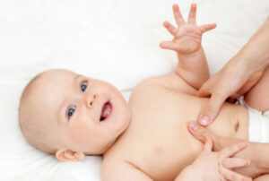 Babymassage am Bauch
