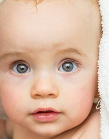 Baby lacht und krabbelt