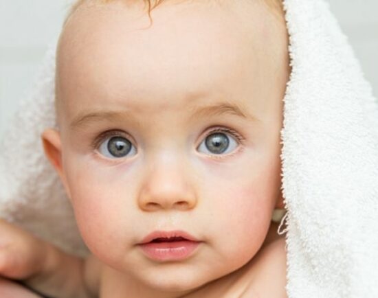 Baby lacht und krabbelt