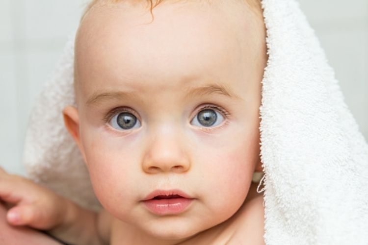 Baby lacht und krabbelt