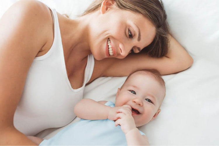 Lachendes Baby mit Mama