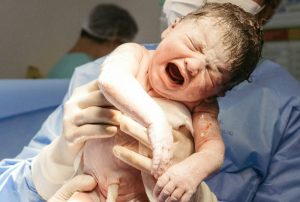 baby-mit-kaeseschmiere